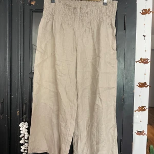 Linnebyxor - Fina linnebyxor med smock i midjan, använd vid ett fåtal tillfällen så i mycket gott skick. Obs! Stora i storleken. Behövs strykas.