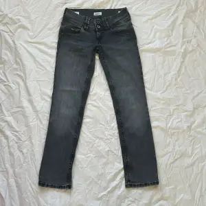 Lågmidjade Venus jeans från Pepe Jeans London Storlek 26x30 Färgen är Dark Grey Denim