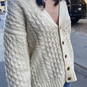 Brandy Melville Eva Kofta - Brandy Melville Eva Heavy Wool Cable Knit Cardigan 