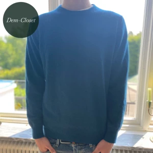 100% Kashmir tröja - Säljer nu en 100% Kashmir Tröja från Rover & Lakes i storlek S. Killen på bilden är 180cm och väger upp mot 70kg | Tröjan mycket bra skick, skriv vid frågor och funderingar.