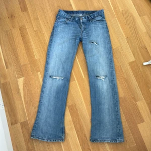 Levis jeans lowaist bootcut! - Jätte snygga levis jeans, skulle siga att de är storlek 38 då dom sitter perfekt på mig som alltid brukar ha 38 i jeans. Dom är lite långa på mig bara, jag är 165cm. Innerbenslängden på byxorna är 80cm. Midjemått 41cm tvärs över, alltså 82cm runt om!
