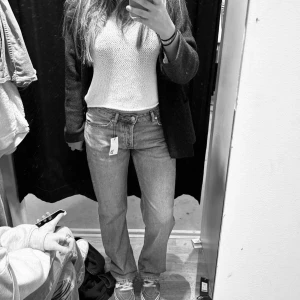 Lågmidjade jeans - Gråa lågmidjade jeans, superfint skick. Storlek L men passar medium/38