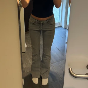 Low waist bootcut jeans - Säljer dessa populära jeans från Gina Tricot! Dom är knappt använda och säljer för att dom inte kommer till användning🥰 Dom är i toppen skick😊 kostar 500kr nypris.