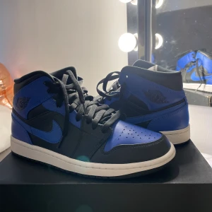 Air Jordan 1 Mid  - Jordan 1 Mid, nytt skick använt några gånger Black/Hyper royal- White 