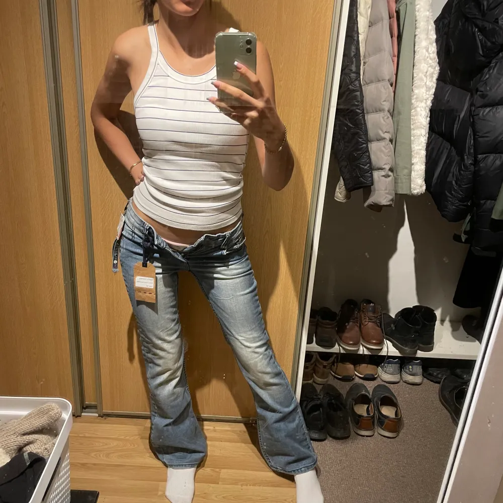 (30) lågmidjade bootcut jeans helt nya med lappar kvar, midjemått rakt över: 34 cm, innerbenslängd 77cm. Stretchiga!🩵. Jeans & Byxor.