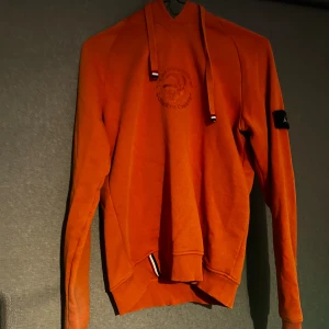 ACE - Ember hoodie  - WHO’s ace hoodie i bra skick Helt äkta och knappt använd Nypris 1199kr Mitt pris 600kr