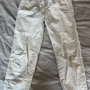 Bege linnebyxor - Jag säljer dessa bege linnebyxor från Kappahl pågrund av att dem är för små för mig. Dem är använda ett fåtal gånger och är i fint skick. Storlek 152. 55 kr💝