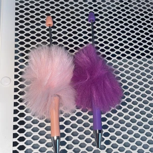 2 fluff pennor  - 2 fluff pennor , en lila o en peach aktie 