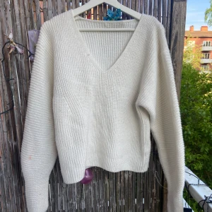 Finstickad vit tröja använd få gånger, strl M - Super fin stickad tröja, använd fåtal gånger 💘