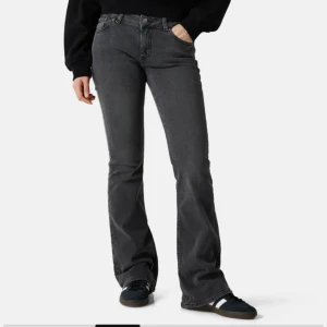 Lågmidjade bootcut jeans - Lågmidjade, midwaist på vissa bootcut jeans från junkyard. För korta på mig dom är 163cm. Skulle nog passa någon som är 155-160 💕 skulle passa någon som är lite kortare också. Nypris 599kr. Inte så bred bootcut.