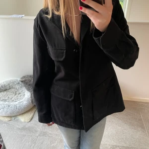 Vårjacka - Jättefin jacka från cos i näst intill nyskick! Använd lite granna men som ny, nypris: 1000kr 💞