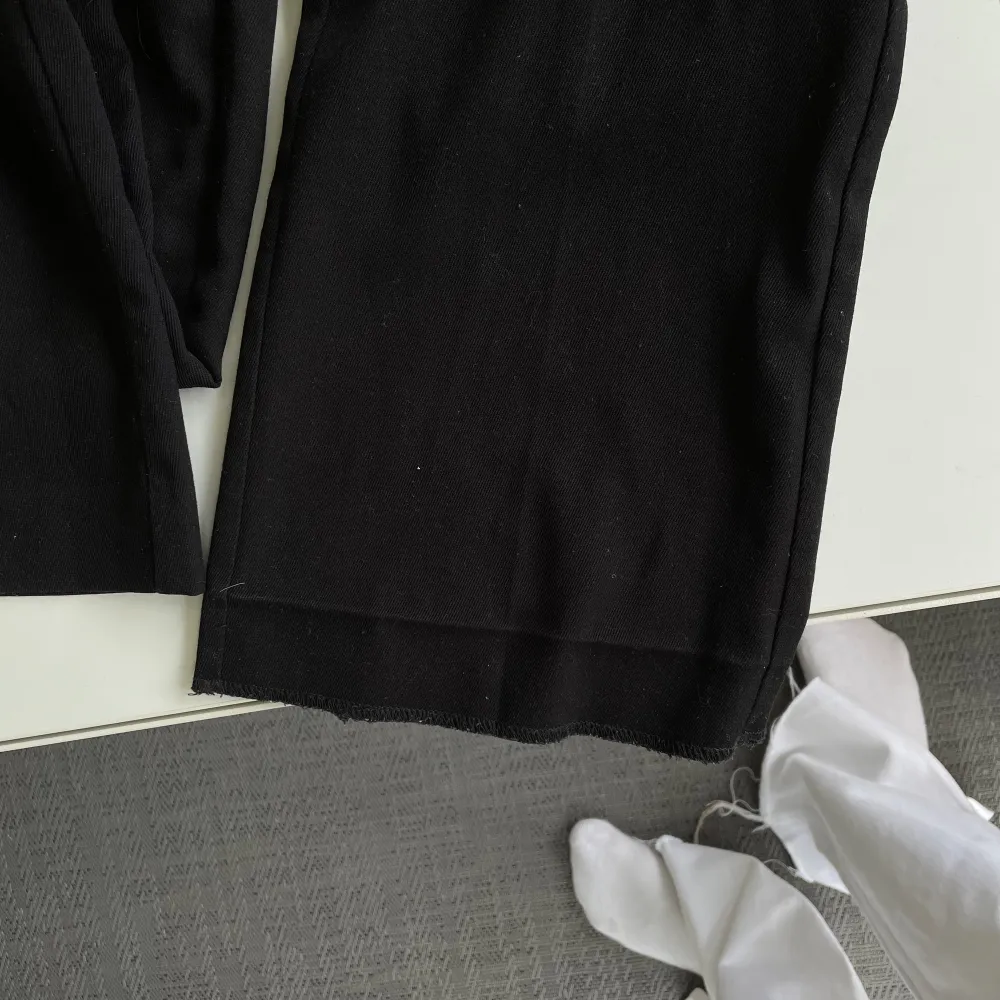 Svarta kostymbyxor från lindex i storlek 34. Sömmen längst ner på ena benet är trasig men det borde vara lätt att bara fålla upp själv💓. Jeans & Byxor.