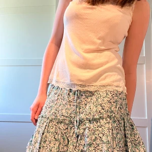 Blommig Zara kjol  - Fin blommig kjol från Zara med inbyggda shorts!  Använd vid 2 tillfällen, alltså i nyskick🥰 Hör av dig vid intresse eller om du har några frågor 💕