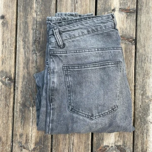 Jeans i fint skick  - Gråa Gina Tricot jeans i storlek 36. Fint skick och har använts fåtal gånger. Pris 199 kr ikl frakt.