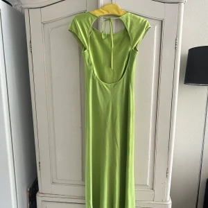 Grön klänning - Grön klänning med öppen rygg! 👗Köpt på beyond retro för 300kr förra sommaren, okänt märke. Uppskattningsvis storlek 36/S🐬