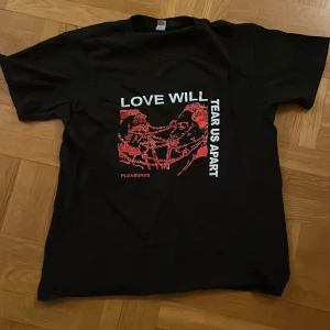 Band T-shirt  - En super snygg Joy Division T-shirt i S men skulle säga att den är lite stor i storleken. Passar både killar och tjejer🙌 bara att skriva för bilder eller funderingar💕✨