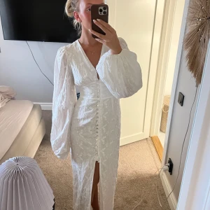 Adoore klänning - Säljer denna klänning från adoore då jag har två stycken och jag har råkat haft av två knappar längst ned på klänning, det syns inte så mycket när man har den på sig men går också att lämna in den till en skräddare så kan de sy dit två knappar😊