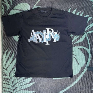Amiri thsirt. - Amiri tshirt storlek S/M bra pris,helt oanvänd 10/10 skick,priset kan alltid diskuteras.