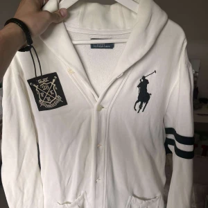Ralph Lauren cardigan - Säljer nu denna riktigt feta cardigang från raffe. Schiller vibes så in i bängen💸🍾 passa på nu medans den är kvar den är i toppskick och har knappast använts riktigt skön inför sommaren över axlarna eller som en soft overshirt bara. 