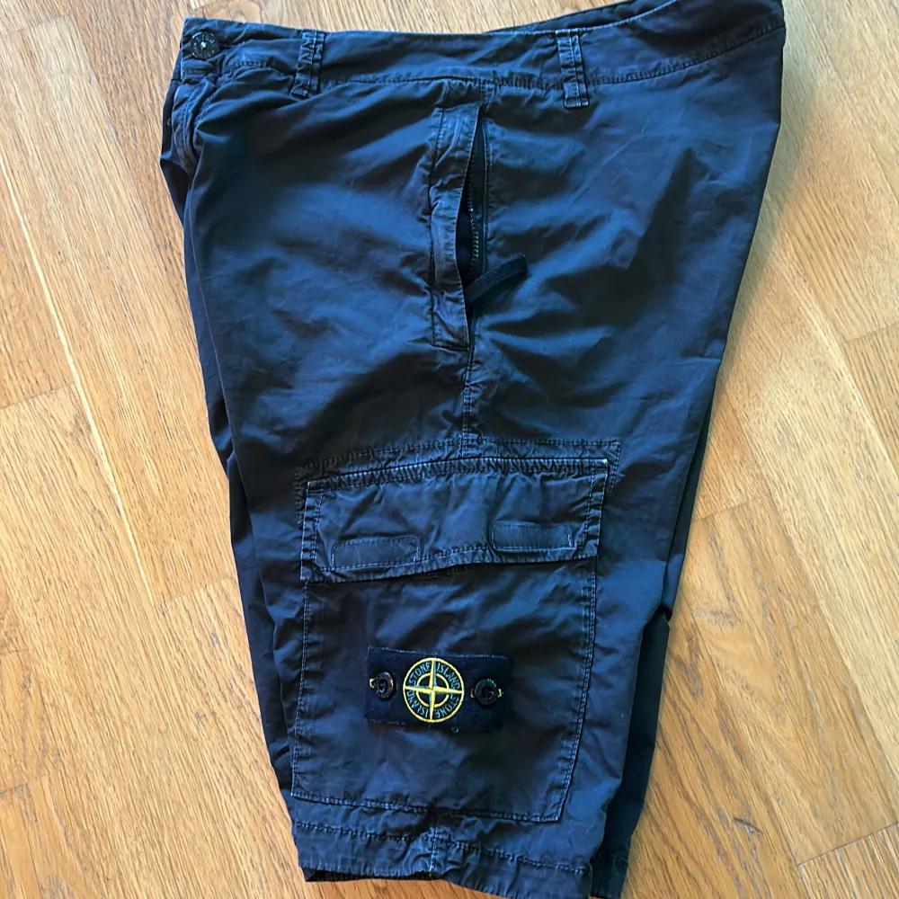 Cargoshorts med kompassmärket. Fint skick! Sparsamt använda Svart tvättad finish. Ny pris ca 2200kr. Shorts.