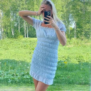 Ljusblå klänning - Så fin klänning, ljusblå med vita blommor, stretchig och bekväm
