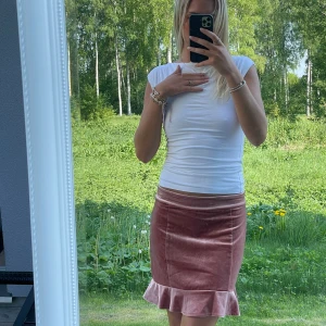 Rosa kjol - Superfin stretchig kjol med diskret dragkedja bak