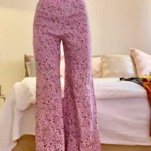 Zara byxor hög midja xs slutsåld med lappen kvar - Jätte fina lösa sommar byxor hög midja med dragkedja i sidan. Köpte tyvärr fel storlek. Köpt i zara butiken för 549kr Storlek xs  Första bilden är lånad.