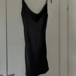 En siden klänning ifrån Gina Trico, fick den i present och passade inte mig så aldrig använd! 🫶