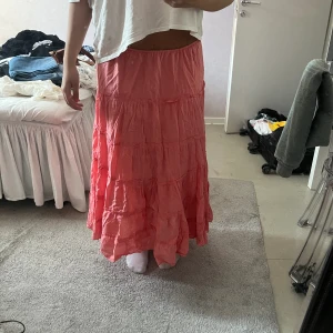 Lång kjol  - Säljer denna otroligt söta kjolen från en marknad i Spanien! Kjolen har inte kommit till så mycket användning då den är aningen för kort för mig som är 173 cm. Skulle tro att den passar någon som är runt 165 cm! Så fin färg, man ser brun ut i den!!🤪😍