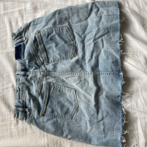 Fin jeanskjol - Jättefin jeanskjol i storlek 146/152 men annars passar den nog XS-S💞 från Lindex