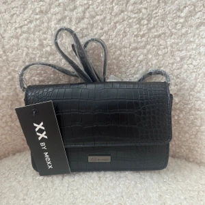 Axelremsväska - Aldrig använd, helt ny med etikett kvar.