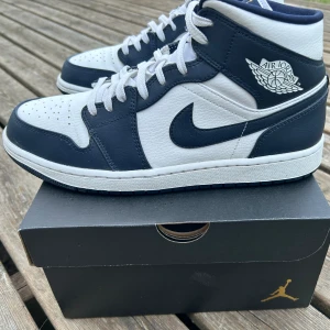 Air Jordan 1 mid navy blue - Storlek 44, endast använda ett fåtal gånger.
