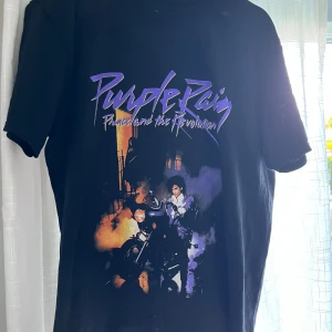 T-shirt - T-shirt med Purple Rain superfint skick använd kanske 3 gånger. Storlek S men väldigt overzied, så skulle nog passa M ocskå🤍 Köpt från Boohoo 