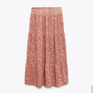 SÖKER denna zara kjol i storlek XS, skriv gärna om ni säljer en🙏🏻 