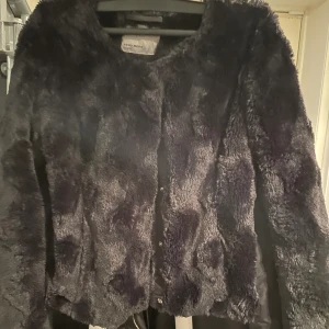 Svart fuskpäls jacka stl S  - Fin svart fuskpäls jacka i stl S. Stängs med tryckknappar. Fint skick. 