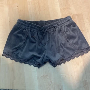 Shorts  - Ett par super söta mjukis shorts från hunkemöller i storlek S som inte kommer till användning, passar både som hög och lågmidjade💕💕 