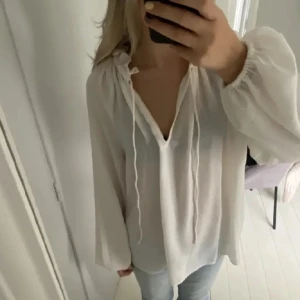 Söt blus - Så sjukt fin blus, den har en pytteliten fläck på insidan av ena ärmen  men som knappt syns 