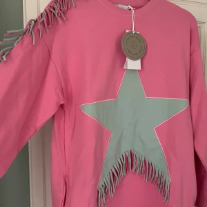 Stella McCartney tröja/klänning - Så söt tröja/klänning. Aldrig använd och lappen är kvar! Storlek 14+ years old. Super fint skick och den har fickor.