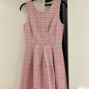 Klänning  - Oanvänd klänning i lyxigt tyg