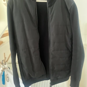 Massimo dutti cardigan - En Massimo dutti cardigan i storlek M. Riktigt bra skick. Säljer för att den inte kommer till användning!