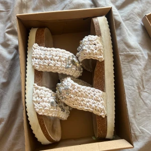 Tofflor med stenar på  - Säljer dessa inuiiki likande tofflorna i storlek 40. Använda en sommar men fortfarande ganska bra skick!