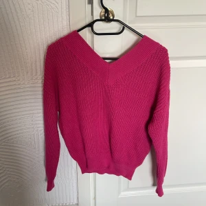 Stickad tröja - Cerise tröja endast använd fåtal gånger. Strl xs/s. Köpt på new yorker. 70kr