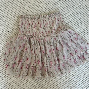 Kjol - Inte jättebra bild men den är beige med rosa blommor och gröna blad. Från nakd i väldigt bra skick💗