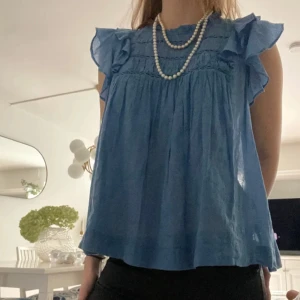 Neo noir - Jätte fin blå Neo Noir blus💗💗💗 Perfekt till en fin middag eller skolavslutning!!❤️