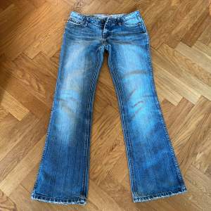 Suuupersnygga lågmidjade bootcut jeans. Köpte nyss dessa men var tyvärr för små. Midjemått 37,5cm. Passar XS eller S. Dragkedjan är tyvärr lite trasig (se sista bilden), därav det låga priset. I övrigt är de inte alls slitna. Få fler bilder privat