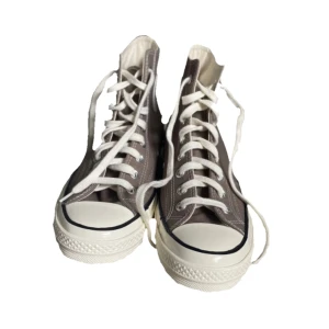 ljusbruna, helt nya converse! - Helt nya, jättegulliga, ljusbruna chuck-tailor-converse, perfekta till sommaren!☀️😍 Köpte dem för 995 kr, (som man kan se på bilden. Och säljer pga att de var för stora.💘 Jag säljer även ett par gröna, om ni vill titta.🥰