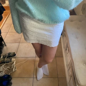 Sommarkjol  - Oanvänd med lappen kvar! Somrig kjol med lätt synligt inbeordrade blommor. Originalpris 500 kr.