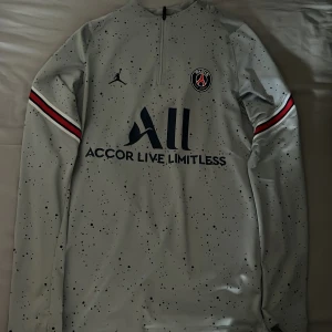 Psg tracksuit Tröja - Helt ny, storlek M, säljer för 350, skickas samma dag eller dagen efter