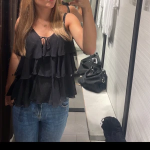 Volangtopp zara - Svart volangtopp från zara i toppskick i s❤️