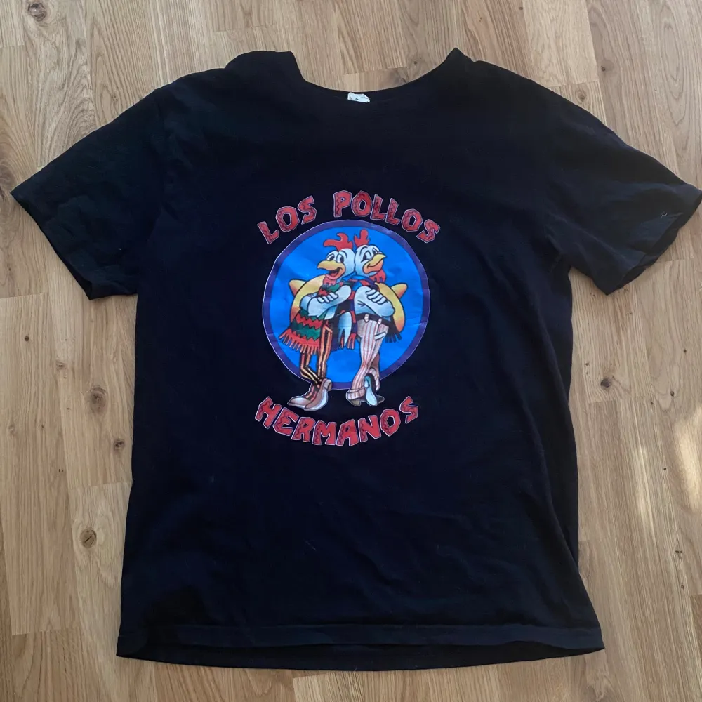 Så mega fire Los pollos hermanos t-shirt!!😱 Jätte bra skick, knappt använd  Storlek: M (mått på sista bild) Normal passform. T-shirts.